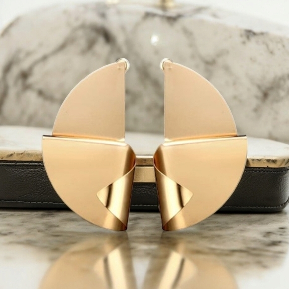 🆕️ Geometric Gold Plated Statement Earrings - Bold & Modern Fashion Design ✨ - Picture 4 of 11